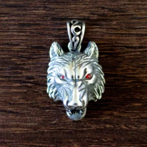 Hlava vlka, prívesok z&nbsp;chirurgickej ocele