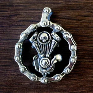 Motocyklový V2 motor s reťazou, prívesok z&nbsp;chirurgickej ocele