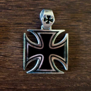 Železný kríž, prívesok z&nbsp;chirurgickej ocele